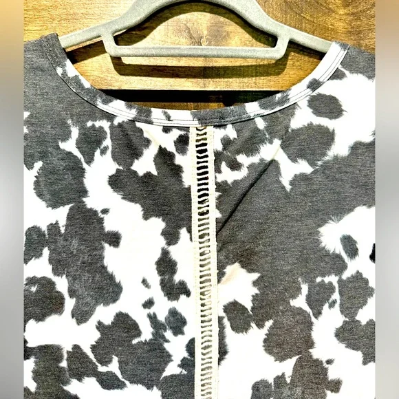 EUC Avery Faded Cow Print Crochet Back Accent V-Neck Top - Picture 5 of 12